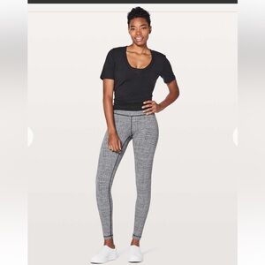 Lululemon Wunder Under Hi-
Rise
Ritual Jacquard Luon Black White size 6